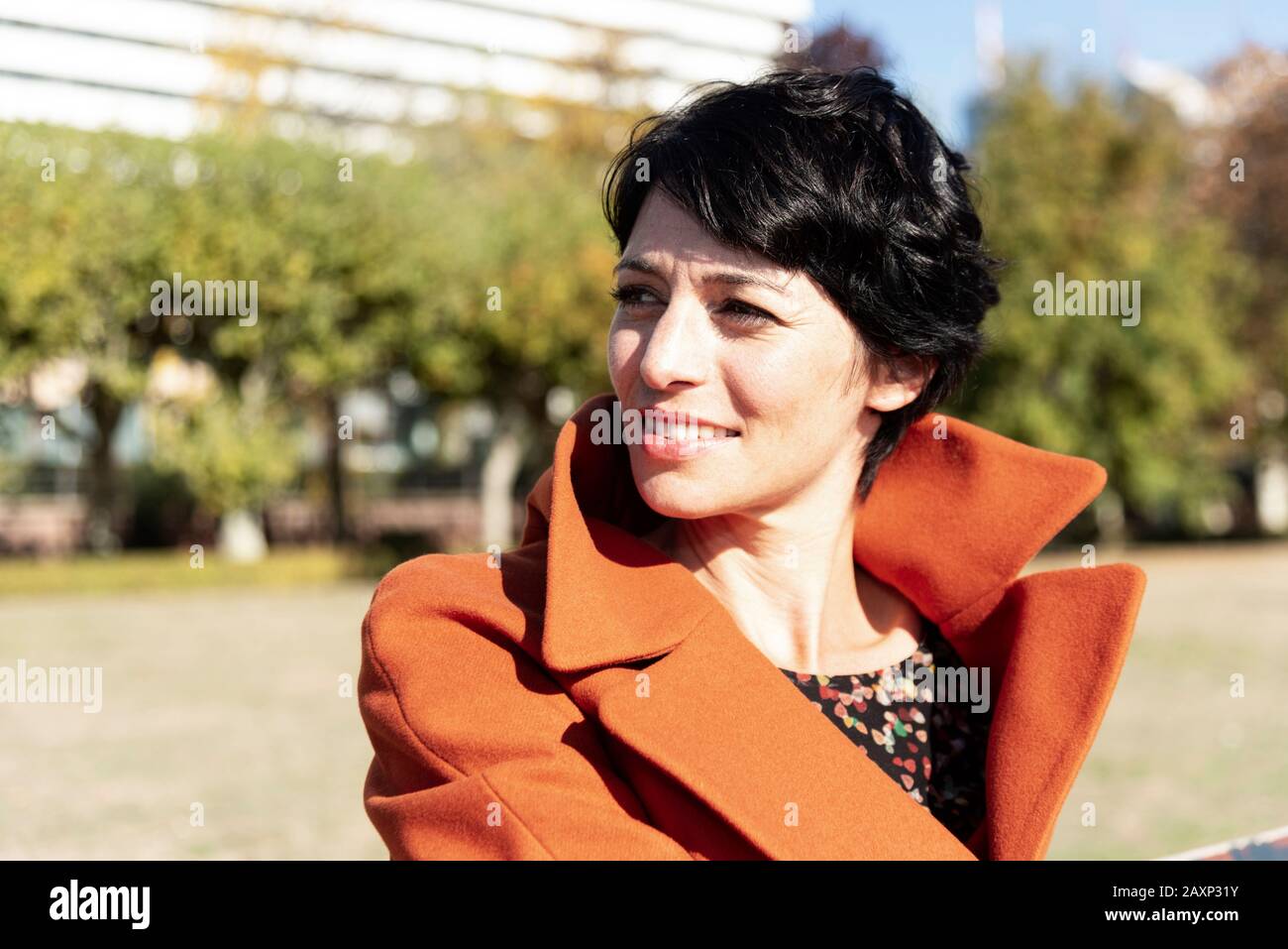 Femme d'âge moyen à l'extérieur, portrait Banque D'Images