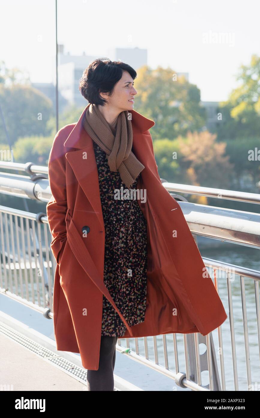 Femme d'âge moyen marchant dans la ville Banque D'Images