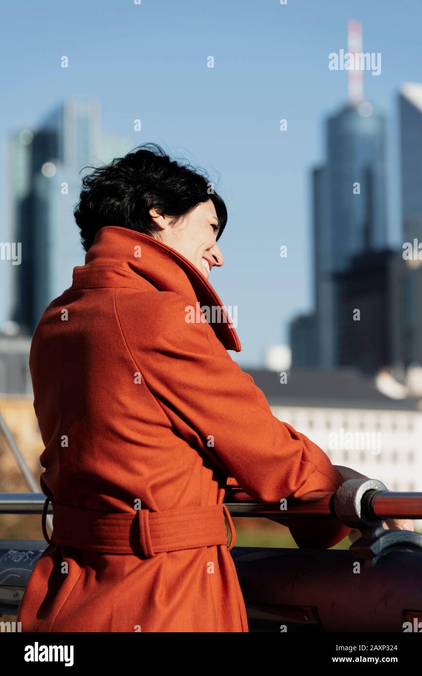 Femme d'âge moyen à l'extérieur, demi-portrait Banque D'Images