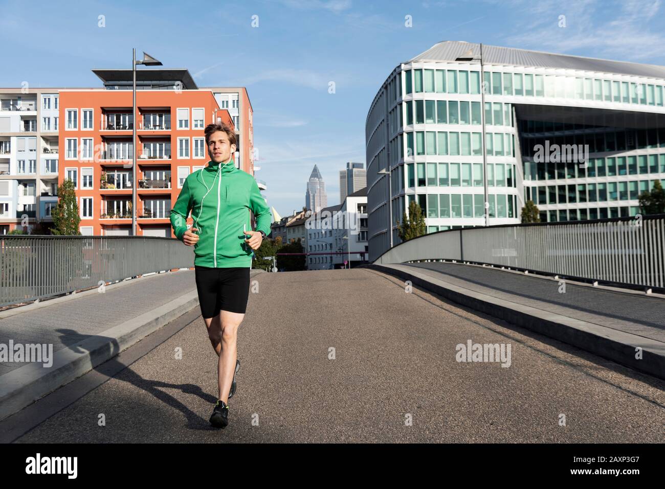 Sport homme jogging dans la ville, Francfort sur le Main, Hessen, Banque D'Images