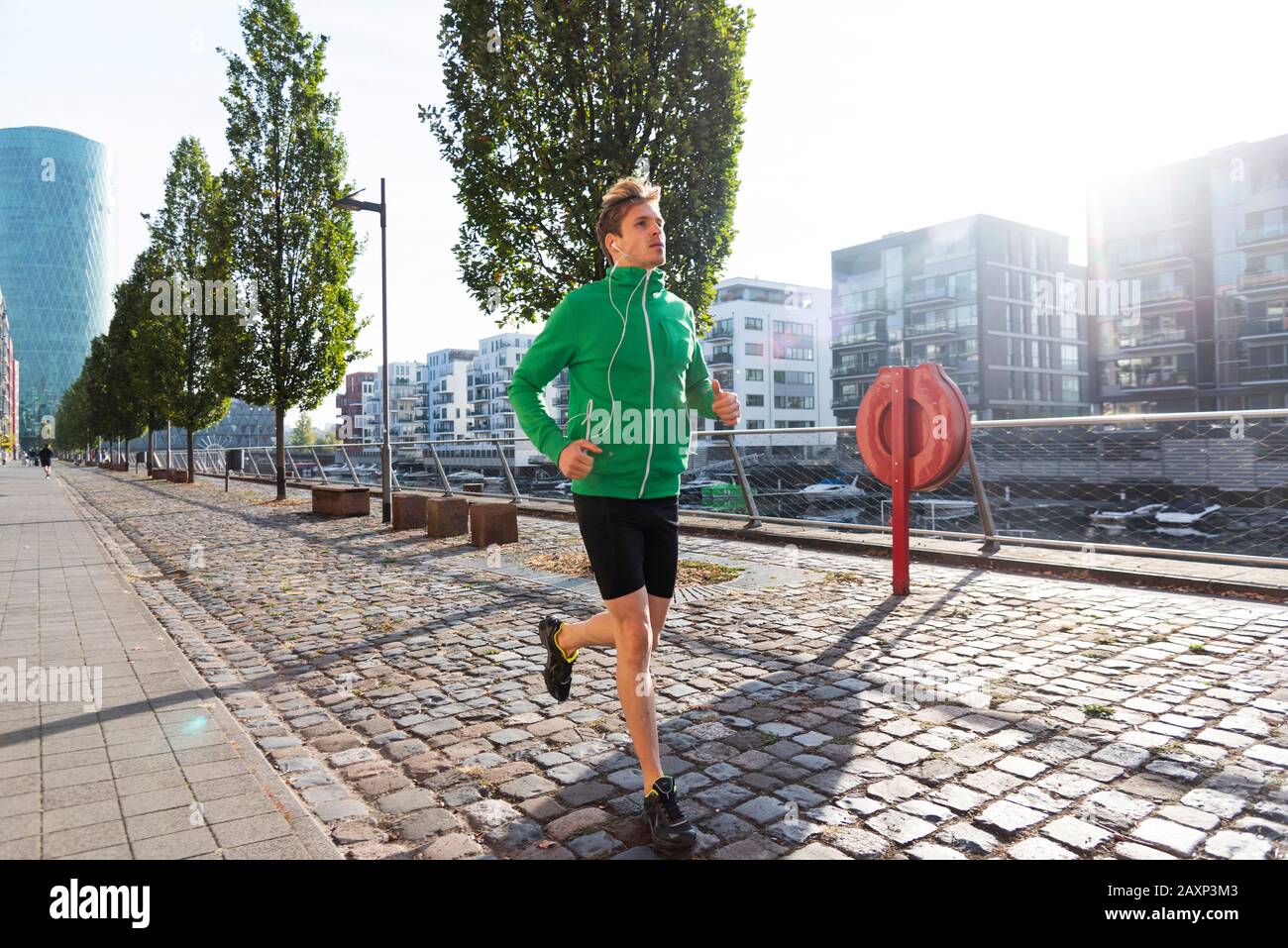Sport homme jogging dans la ville, Francfort sur le Main, Hessen, Banque D'Images