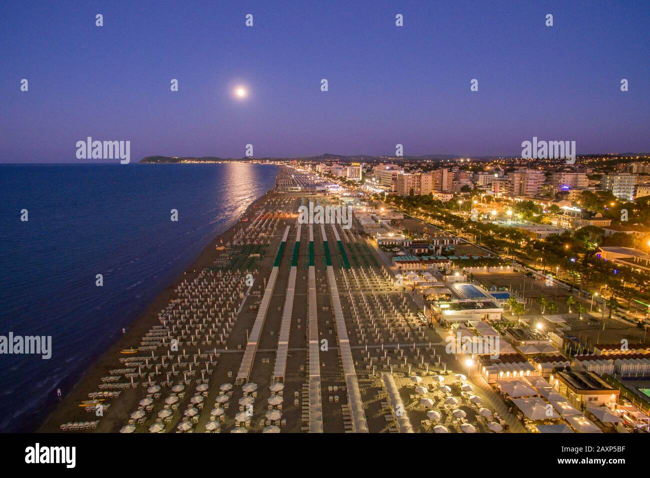 vue aérienne drone destination emilia romagna mer adriatique plage crépuscule blu heure Banque D'Images