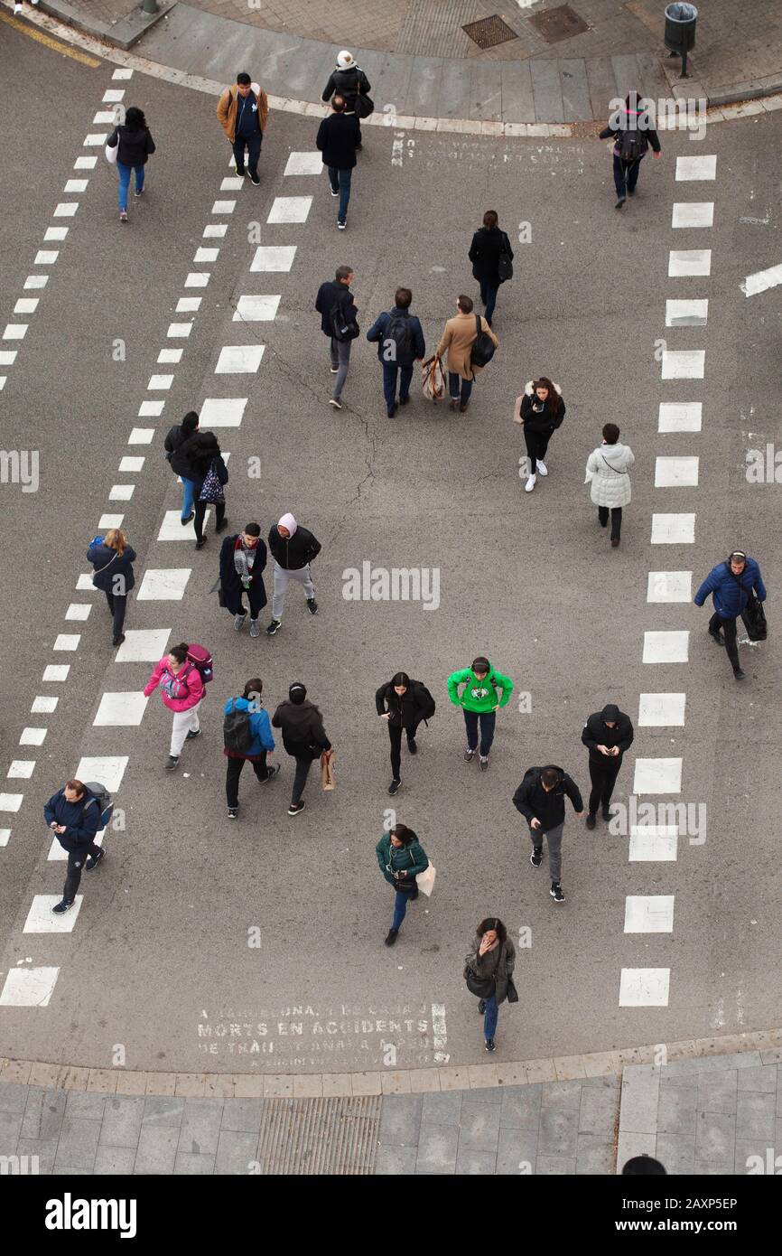 Les gens traversant la route principale, Barcelone, Espagne. Banque D'Images