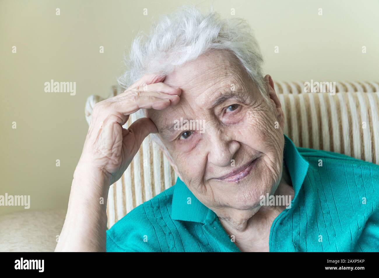 gros plan du visage froissé d'une vieille femme souriant à l'appareil photo Banque D'Images