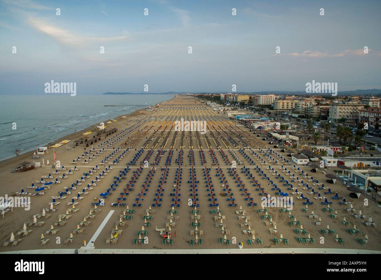 vue panoramique sur la plage adriatique en été vue sur les drones Banque D'Images