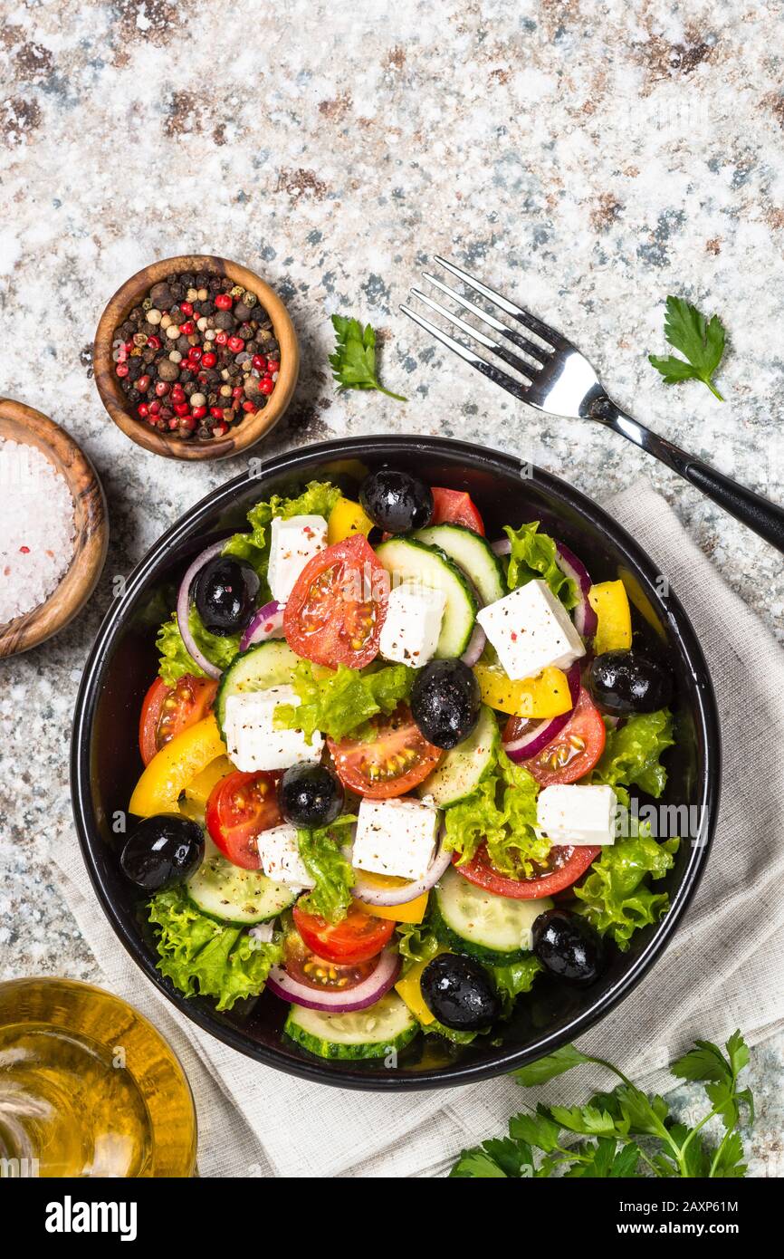 Salade grecque dans la plaque noire sur la table. Banque D'Images