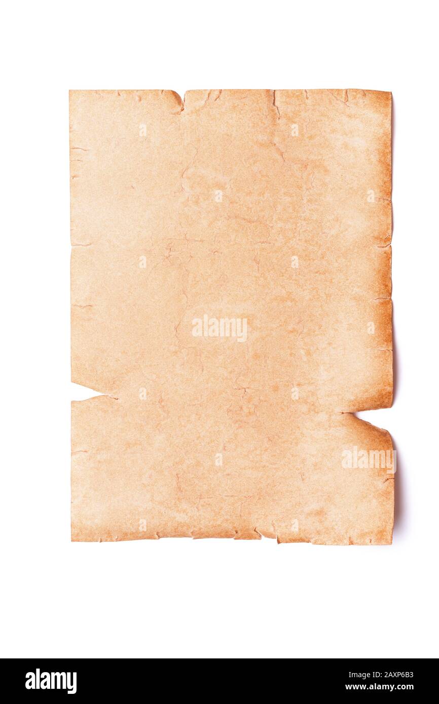 Feuille orientée verticale de papier médiéval déchiré aux taches anciennes ou parchemin avec espace de copie isolé sur un fond blanc. Modèle pour carte, lettre Banque D'Images