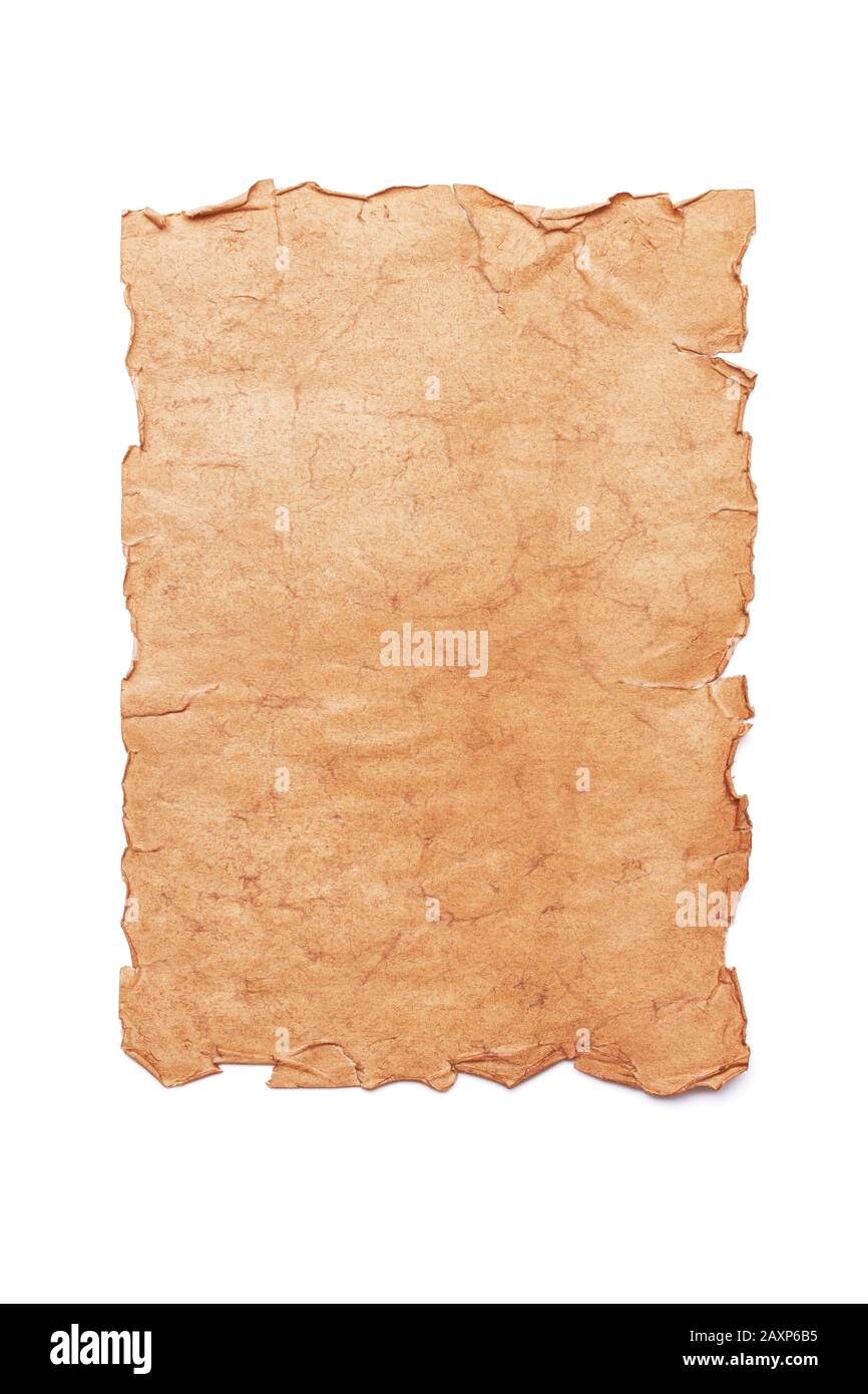 Feuille orientée verticale de papier médiéval déchiré aux couleurs anciennes ou parchemin isolé sur un fond blanc. Modèle pour carte, lettre ou menu. Banque D'Images