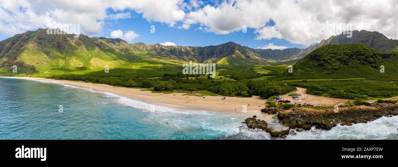 Large panorama de la plage et de la vallée de Makua depuis la vue aérienne sur l'océan sur la côte ouest d'Oahu, Hawaï Banque D'Images