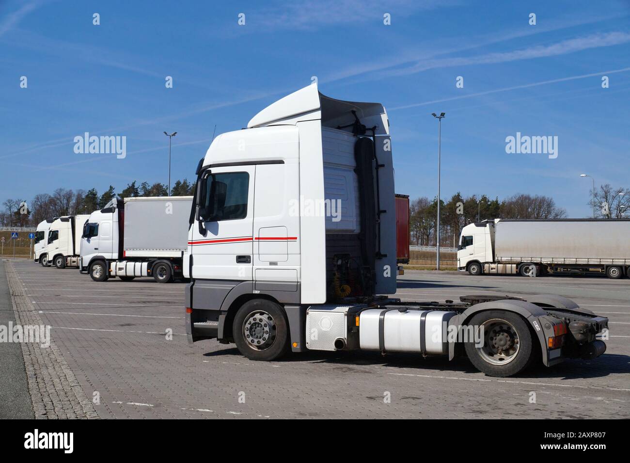 Chariots stationnés. Au premier plan, un tracteur sans semi-remorque. Banque D'Images