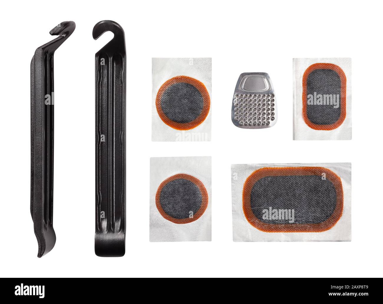 chemin du kit de réparation de pneu de vélo isolé sur blanc Banque D'Images