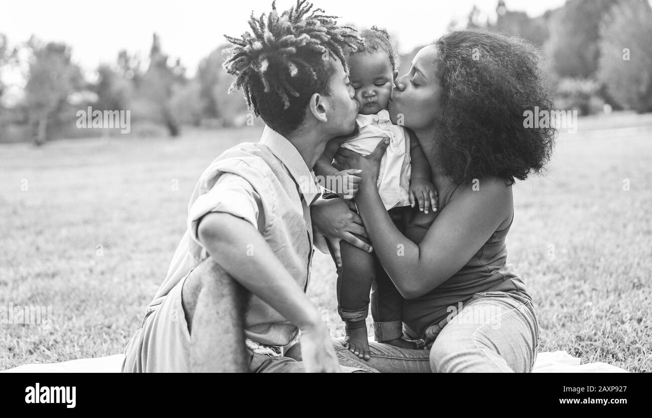 Une Famille Noire Heureuse Qui S Amuse A Pique Niquer En Plein Air Les Parents Et Leur Fille Qui Aiment Passer Du Temps Ensemble En Un Week End Amour Moment Tendre Et Happ Une Famille Noire Heureuse Qui S Amuse A Pique Niquer En Plein Air Les Parents Et Leur Fille Qui Aiment Passer Du Temps Ensemble En Un Week End Amour Moment Tendre Et Happ