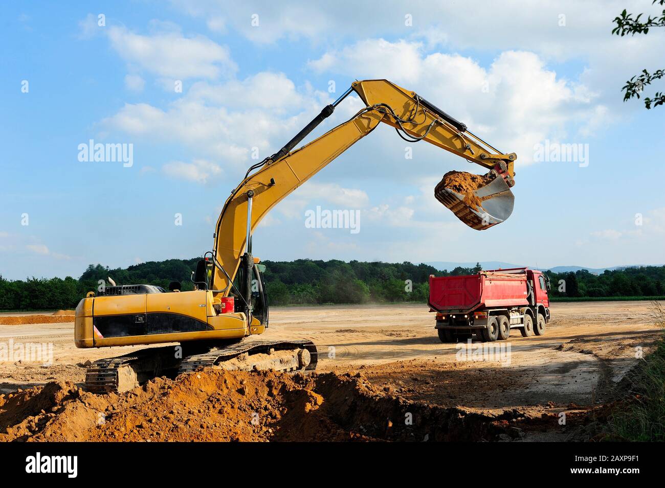 Terre, terrassements, pelle, seau, couche, dépose, l'exploitation minière, de l'équipement lourd, du travail, d'un emploi, le terrain, les fouilles, de chargement, de transport, du poids, de la sécurité, Banque D'Images