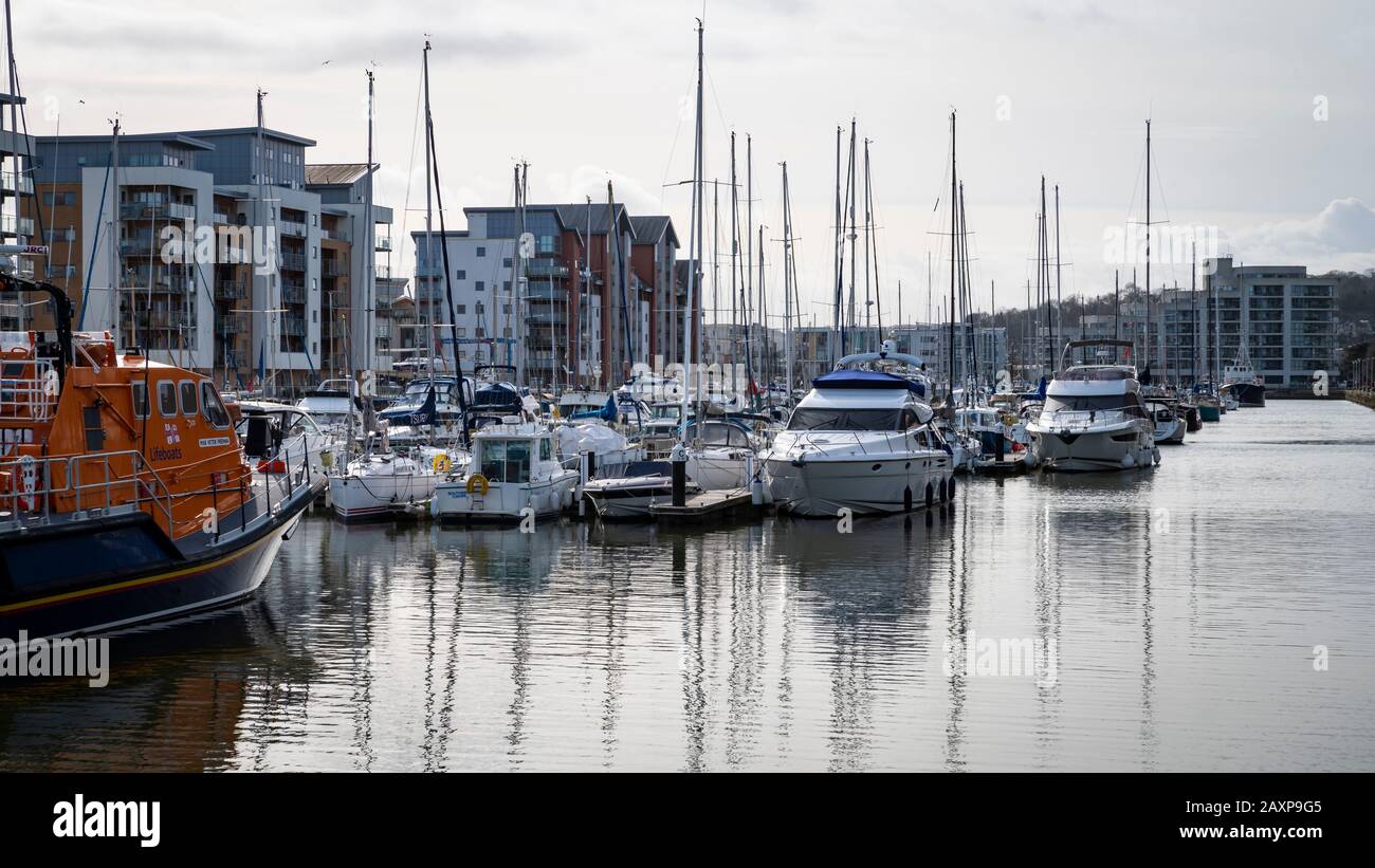 Portishead Quay Marina, Angleterre Royaume-Uni : yachts amarrés et toile de fond d'appartements modernes. Banque D'Images