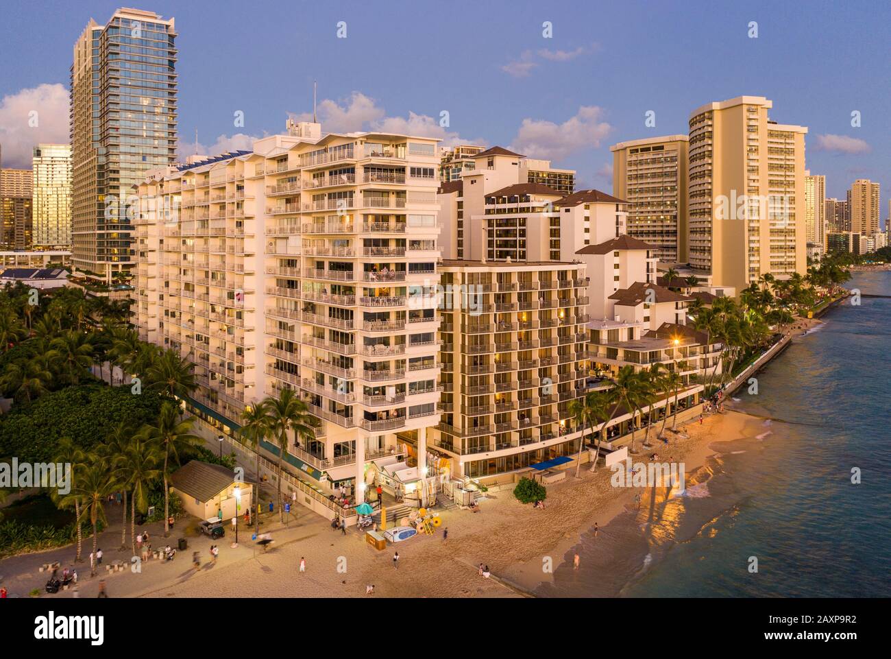 Panorama aérien de la plage de Waikiki et des hôtels sur Oahu, Hawaï au coucher du soleil Banque D'Images