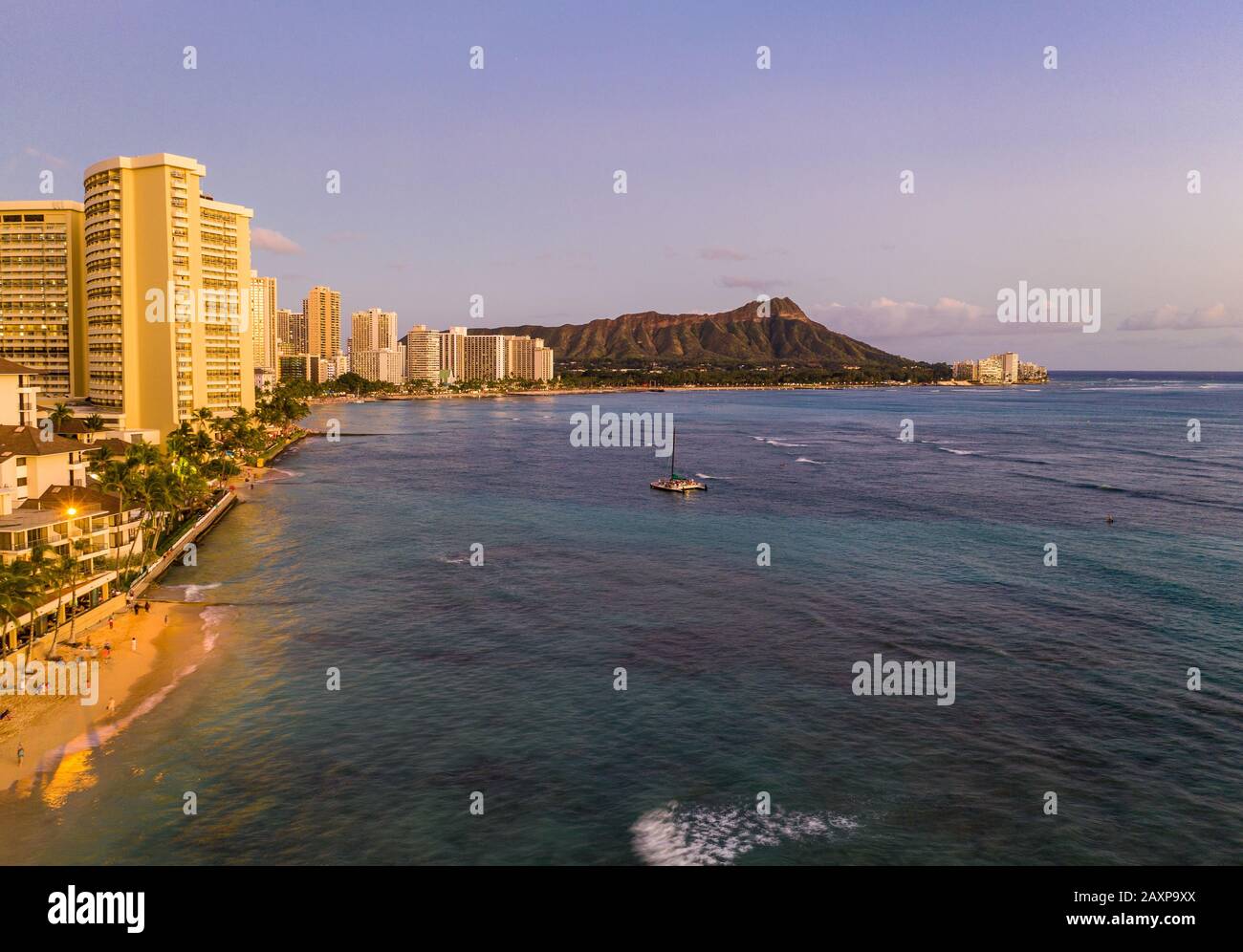 Panorama aérien de la plage de Waikiki et de Diamond Head sur Oahu, Hawaï au coucher du soleil Banque D'Images