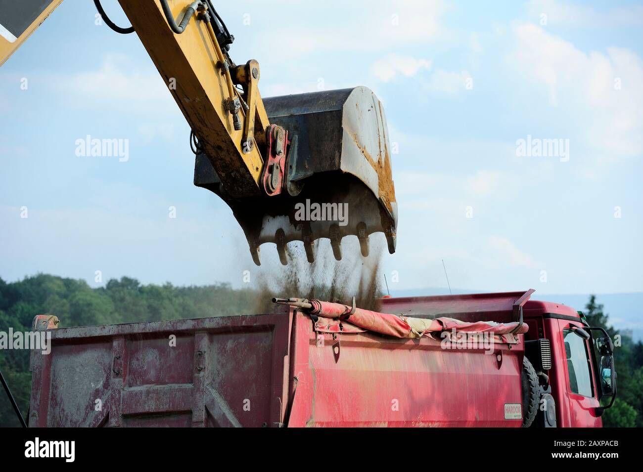 Terre, terrassements, pelle, seau, couche, dépose, l'exploitation minière, de l'équipement lourd, du travail, d'un emploi, le terrain, les fouilles, de chargement, de transport, du poids, de la sécurité, Banque D'Images