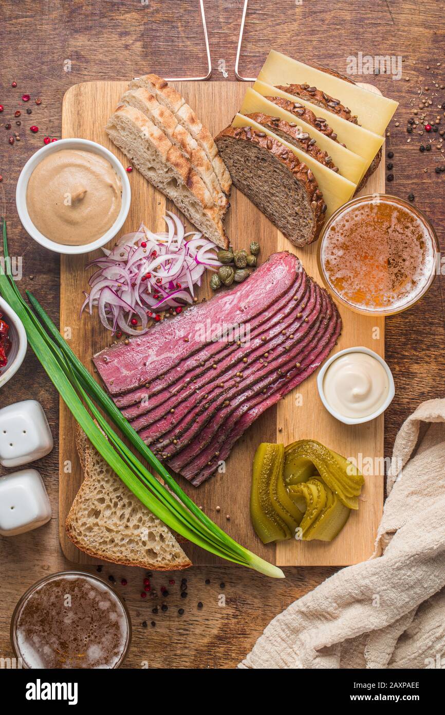 Slide Deli Pastrami sur planche en bois, plat Banque D'Images