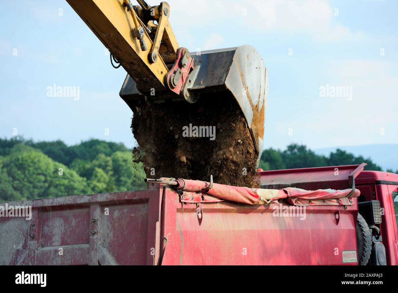 Terre, terrassements, pelle, seau, couche, dépose, l'exploitation minière, de l'équipement lourd, du travail, d'un emploi, le terrain, les fouilles, de chargement, de transport, du poids, de la sécurité, Banque D'Images