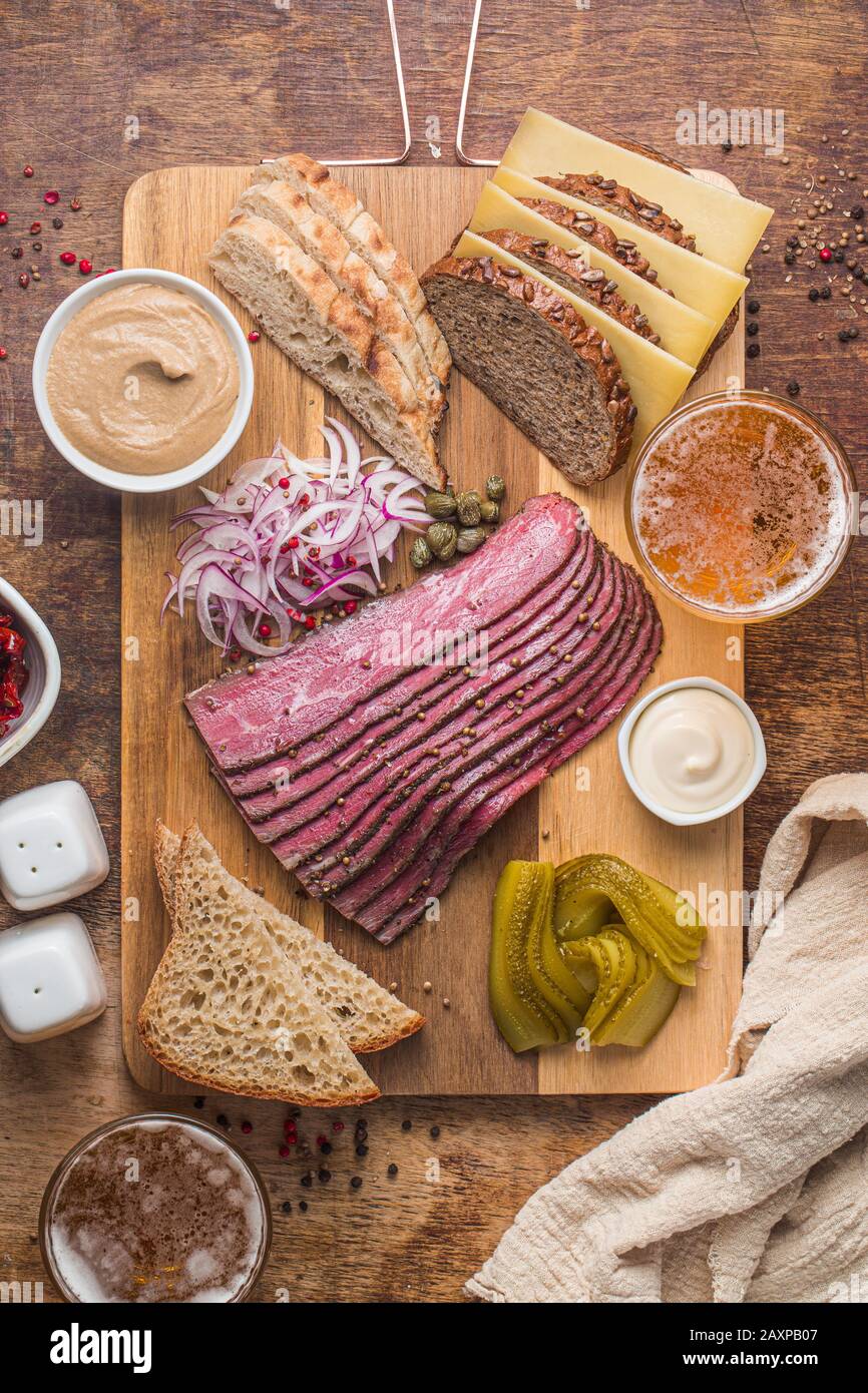 Slide Deli Pastrami sur planche en bois, plat Banque D'Images