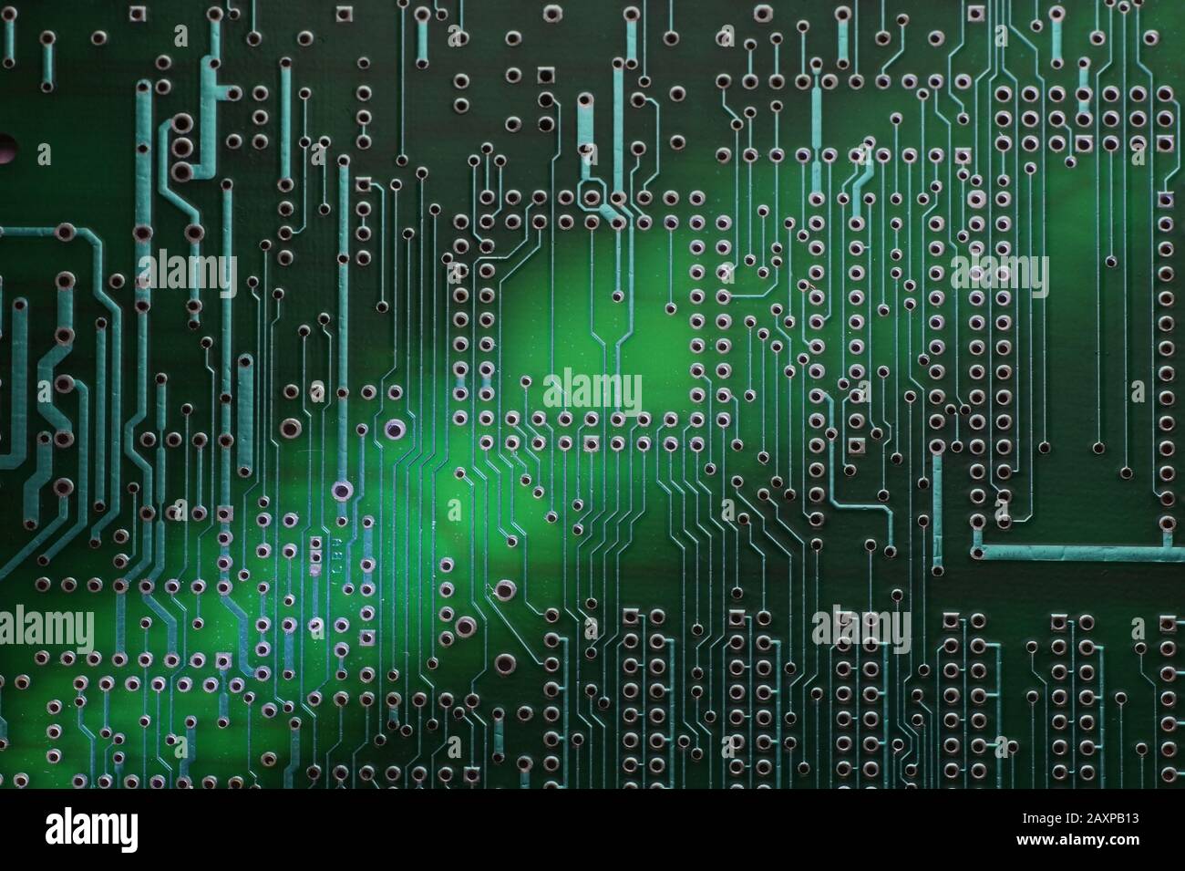 Photo de la surface dans un gros gros gros gros gros plan. Gros plan de la carte de circuit imprimé (PCB). Banque D'Images