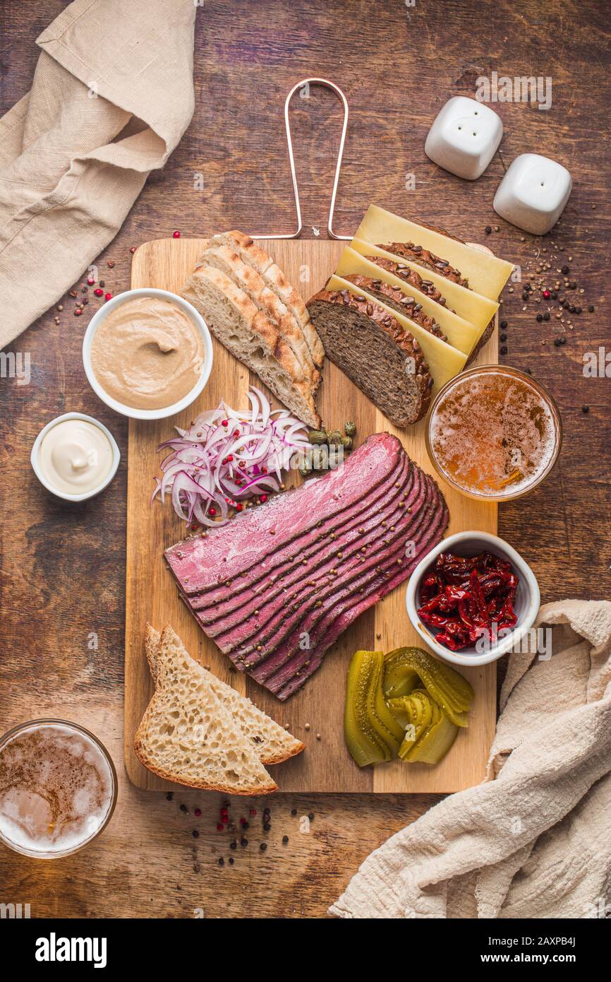 Slide Deli Pastrami sur planche en bois, plat Banque D'Images