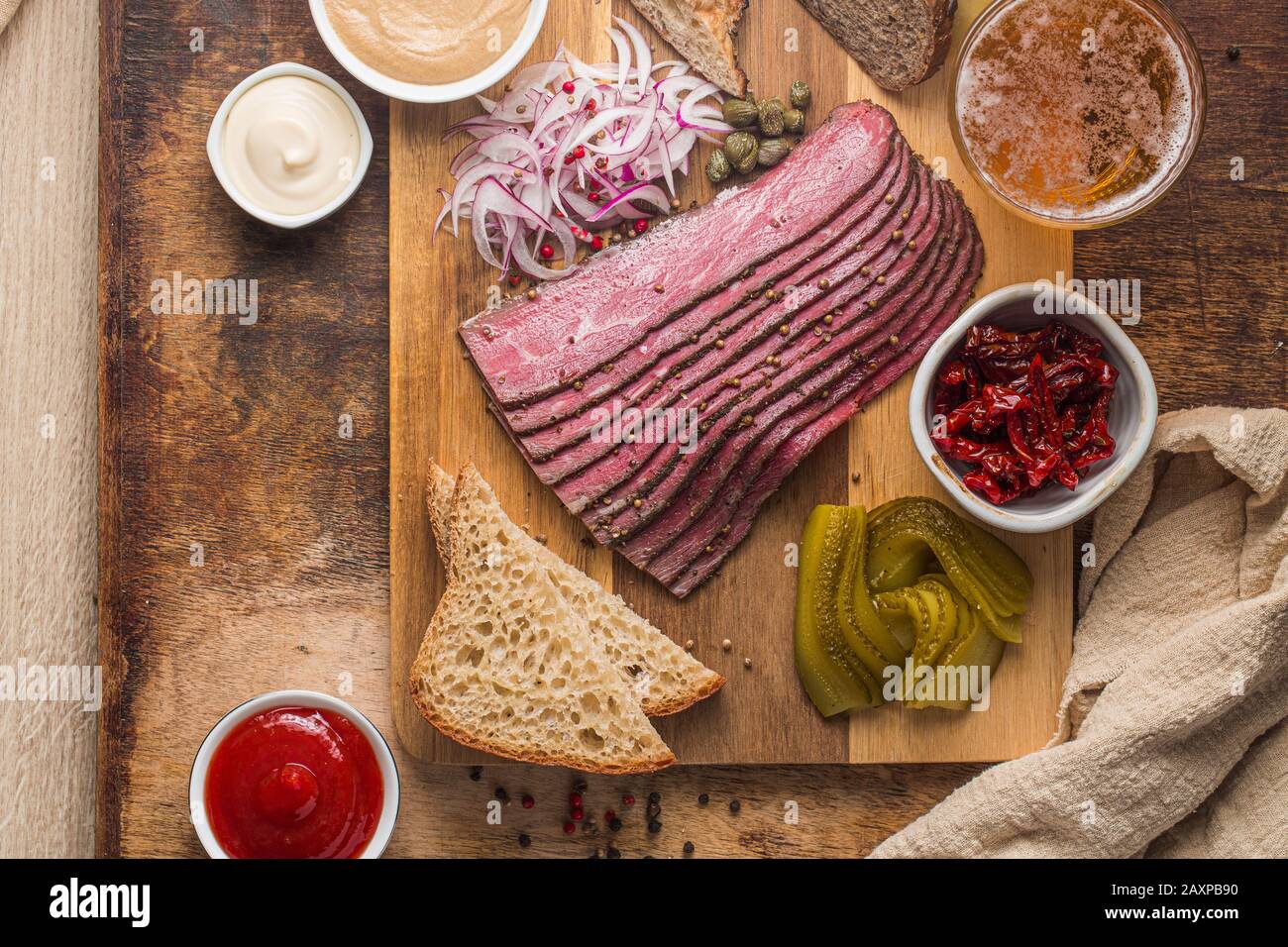 Slide Deli Pastrami sur planche en bois, plat Banque D'Images