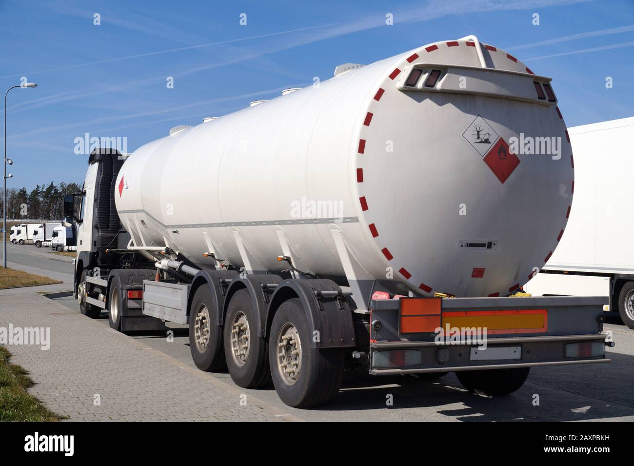 Chariot avec semi-remorque spécialisée. Camion-citerne conçu pour le transport de substances dangereuses pour l'environnement. Banque D'Images