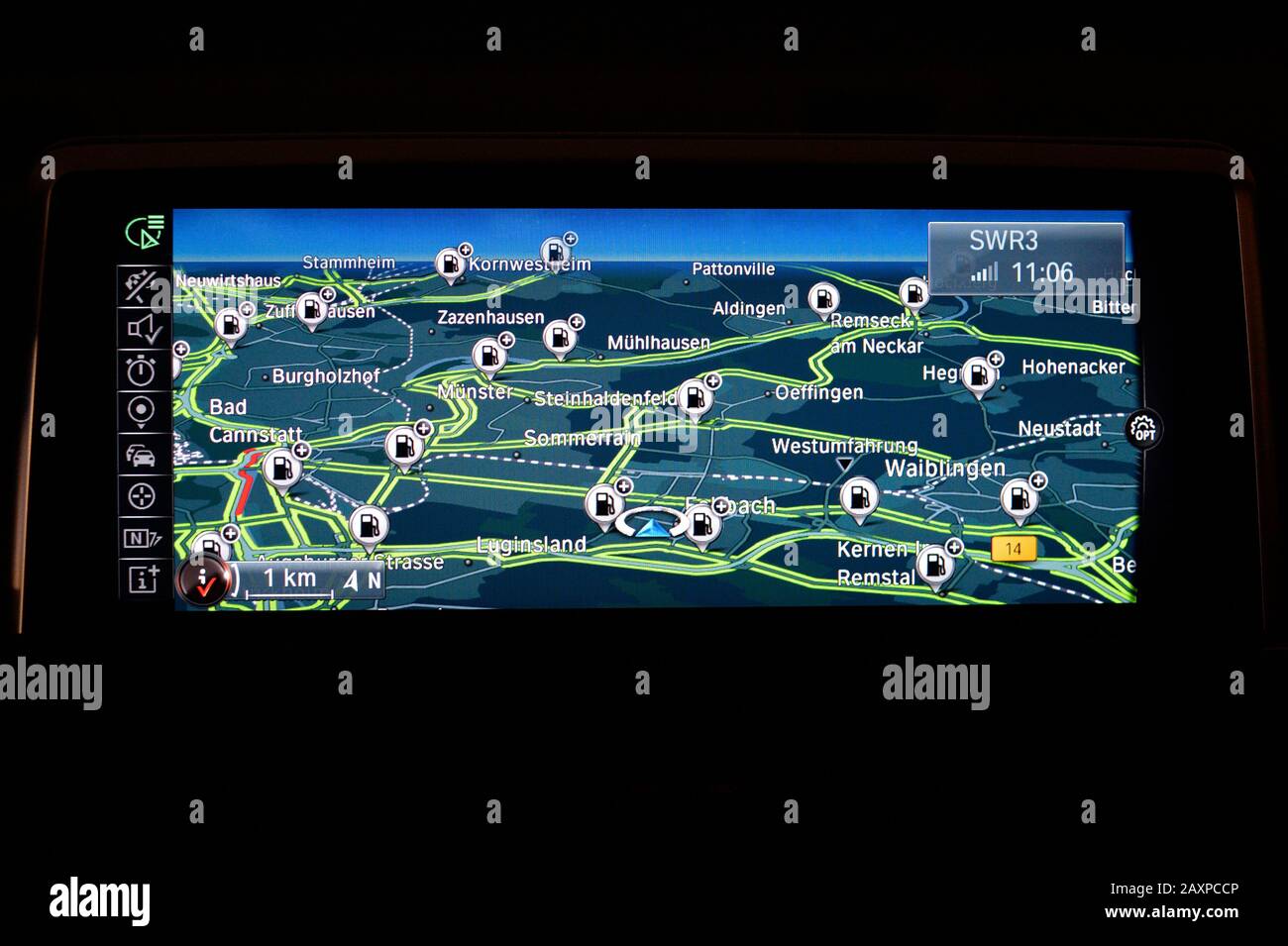 Écran d'un appareil de navigation avec trafic en temps réel en mode nuit Banque D'Images