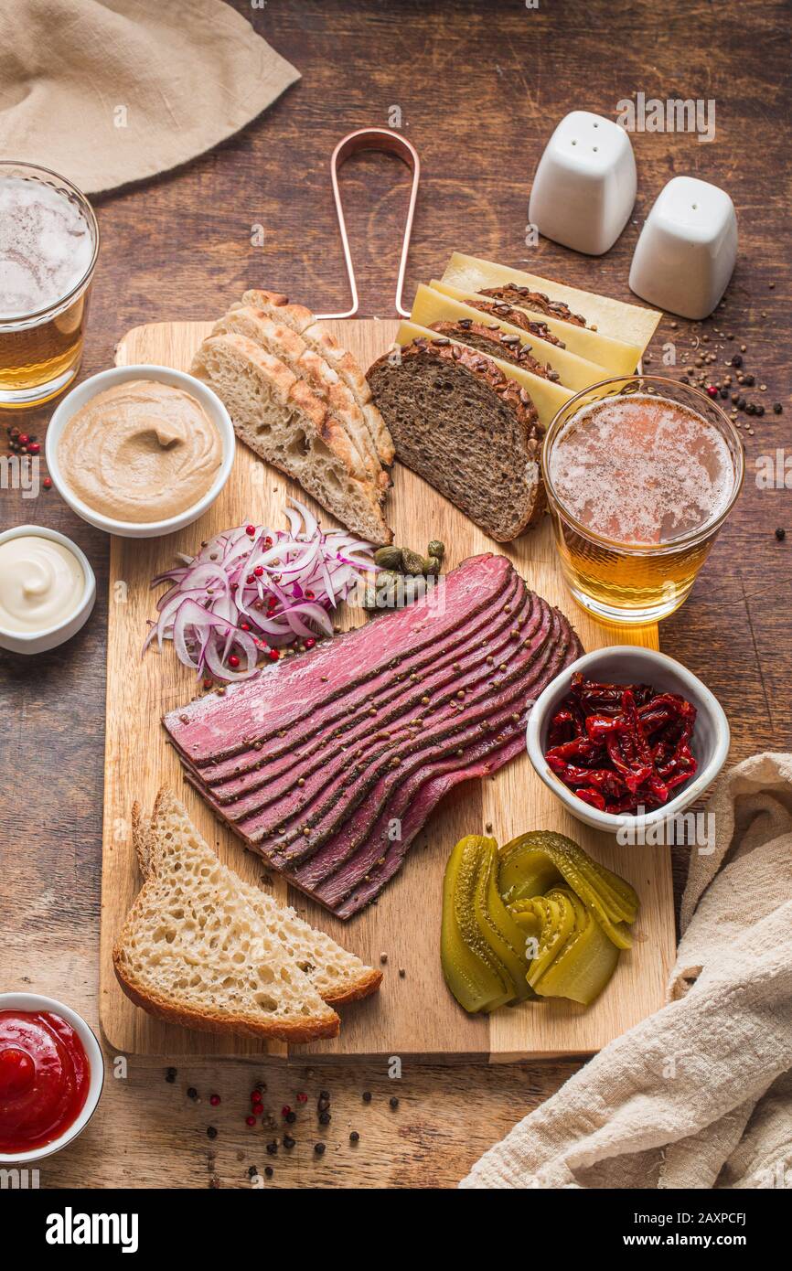 Slide Deli Pastrami sur planche en bois, plat Banque D'Images