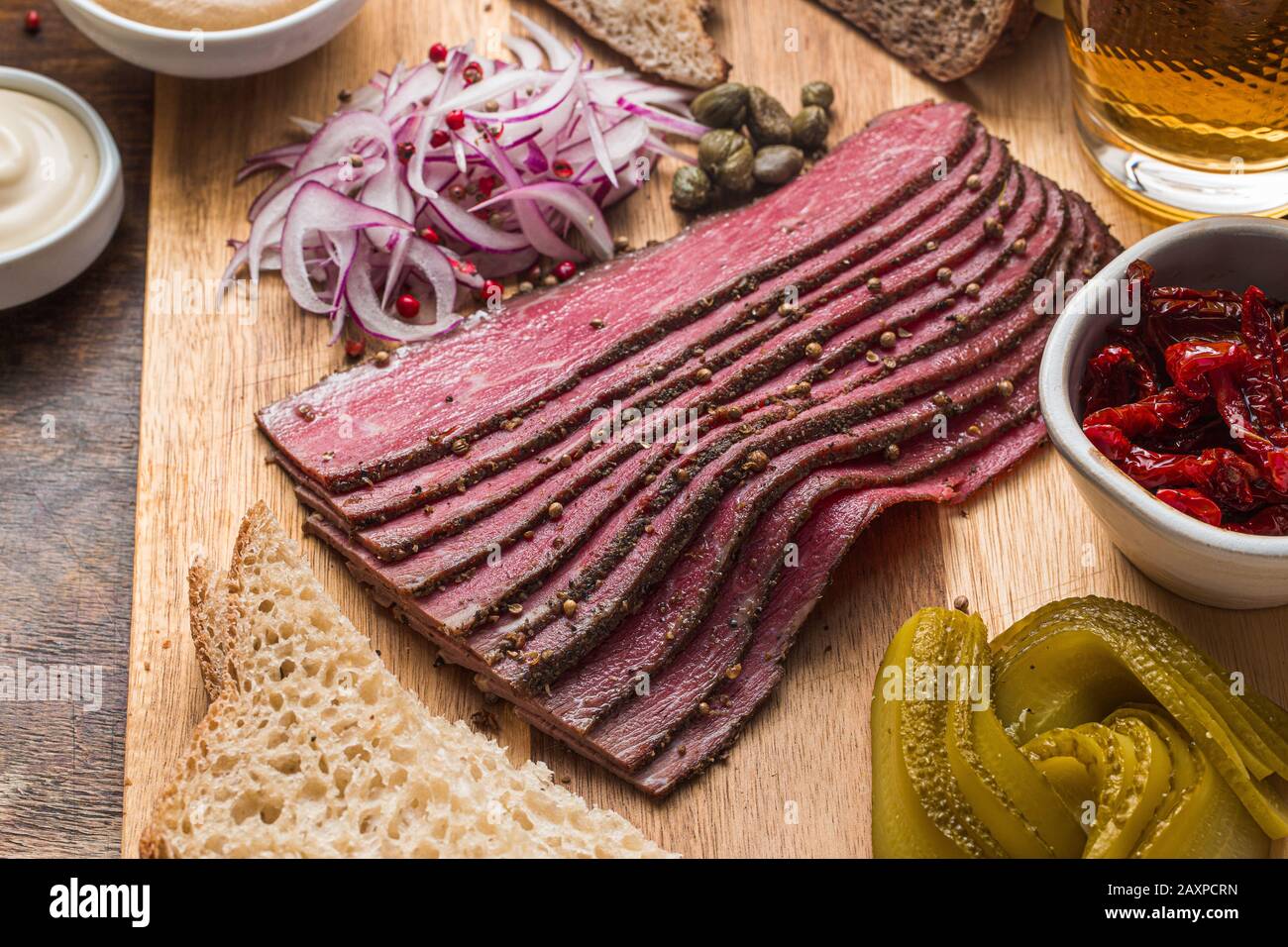 Slide Deli Pastrami sur planche en bois, plat Banque D'Images