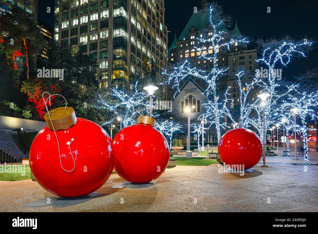 Large red Boule de Noël ornements, Park Place Tower, Vancouver, British Columbia, Canada Banque D'Images