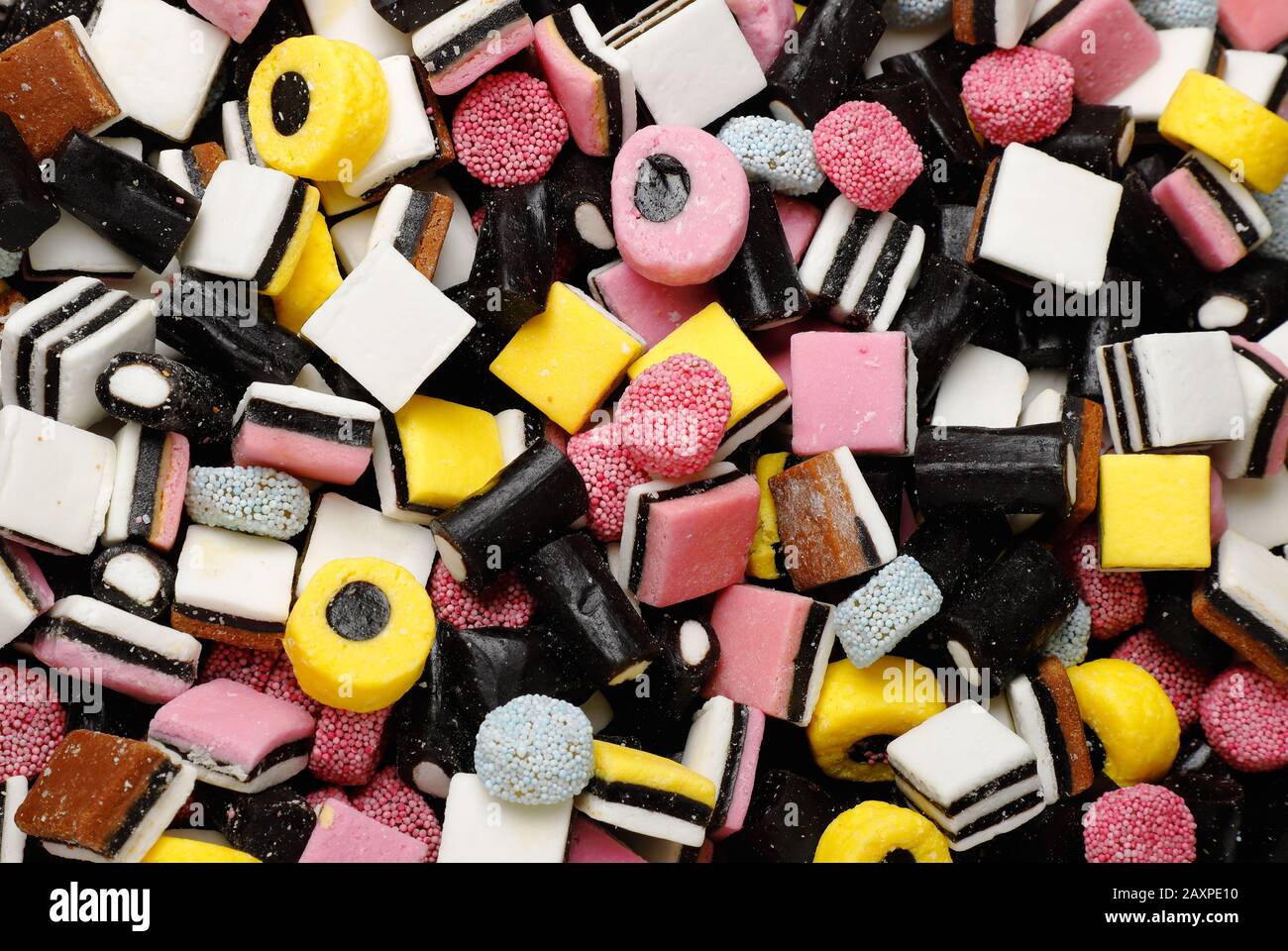 Vue plein écran des bonbons anglais à la réglisse assortis. Banque D'Images