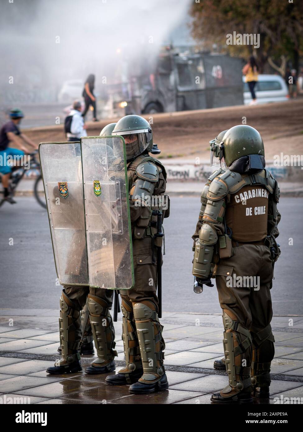 Police anti-émeute à la Plaza de Italia à Santiago, au Chili. L'armée se trouve dans les rues de la ville pour tenter de contrôler les manifestations et manifestations récentes. Banque D'Images