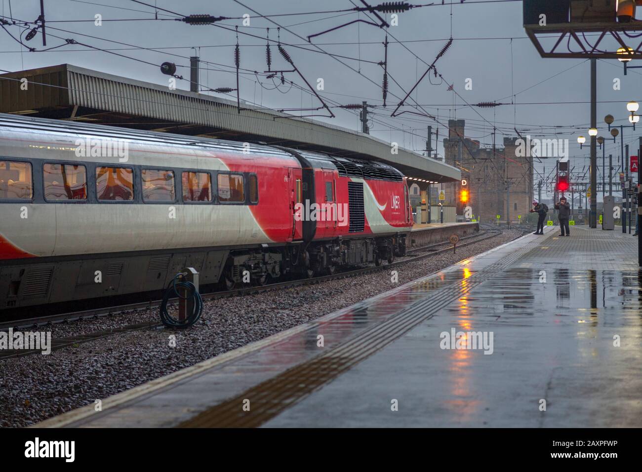 London North Eastern Railway ( LNER ) train à grande vitesse (Intercity 125 ) à la gare centrale de Newcastle avec des fervents de train en prenant une photo Banque D'Images