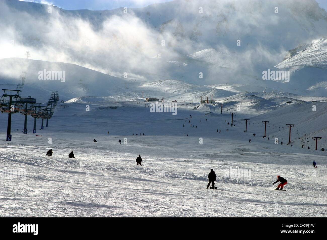 Les amateurs de ski du domaine skiable du Mont Erciyes à Kayseri, en Turquie. Le domaine skiable du mont Erciyes est l'une des plus longues pistes de ski de Turquie. Banque D'Images