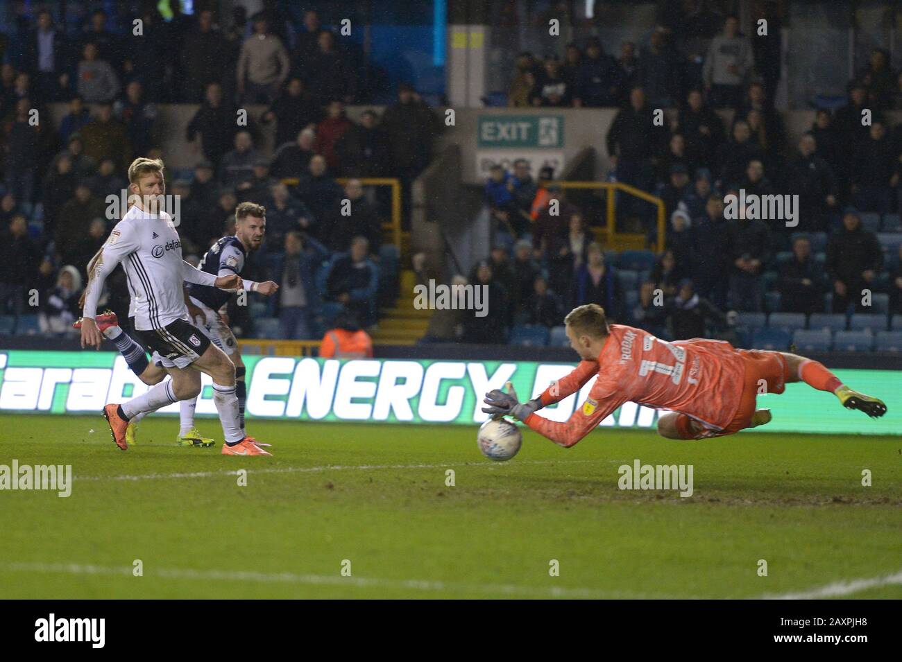 Londres, Royaume-Uni. 12 février 2020. Marek Rodak de Fulham halte Tom Bradshaw de Millwall lors du match de football Millwall contre Fulham EFL au New Den London - USAGE ÉDITORIAL UNIQUEMENT non autorisé avec audio, vidéo, données, listes de structures (hors UE), logos club/ligue ou services en direct. La comparaison en ligne est limitée à 45 images (15 dans le temps supplémentaire). Pas d'utilisation pour émuler des images en mouvement. Aucune utilisation dans les Paris, les jeux ou les publications/services d'un seul club/ligue/joueur - crédit: Martin DALTON/Alay Live News Banque D'Images