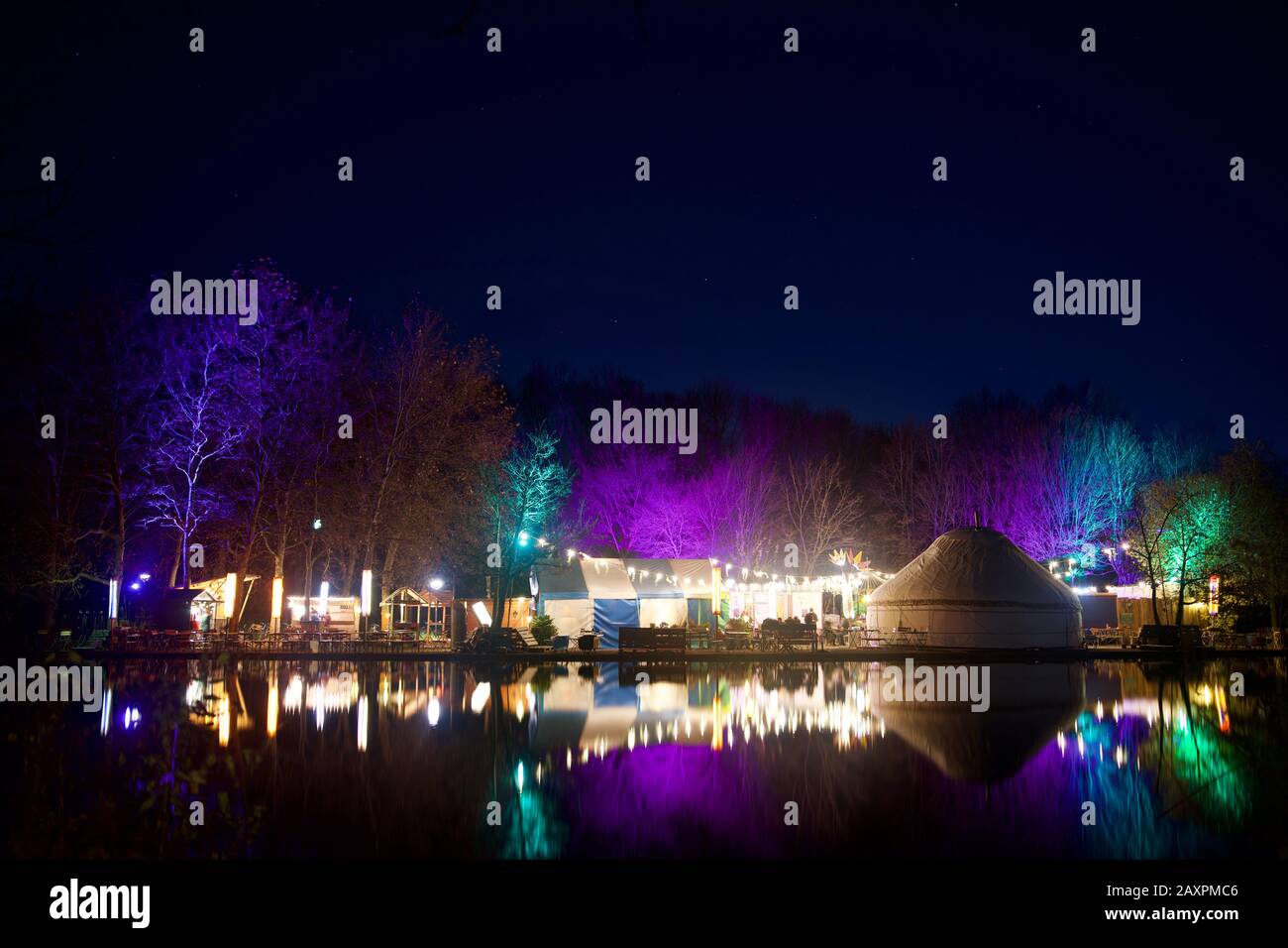 Munich, Allemagne - 20 novembre 2019: Le café Gans Am Wasser près du lac de Westpark se transforme en un marché de Noël coloré pendant le mois de Decemb Banque D'Images