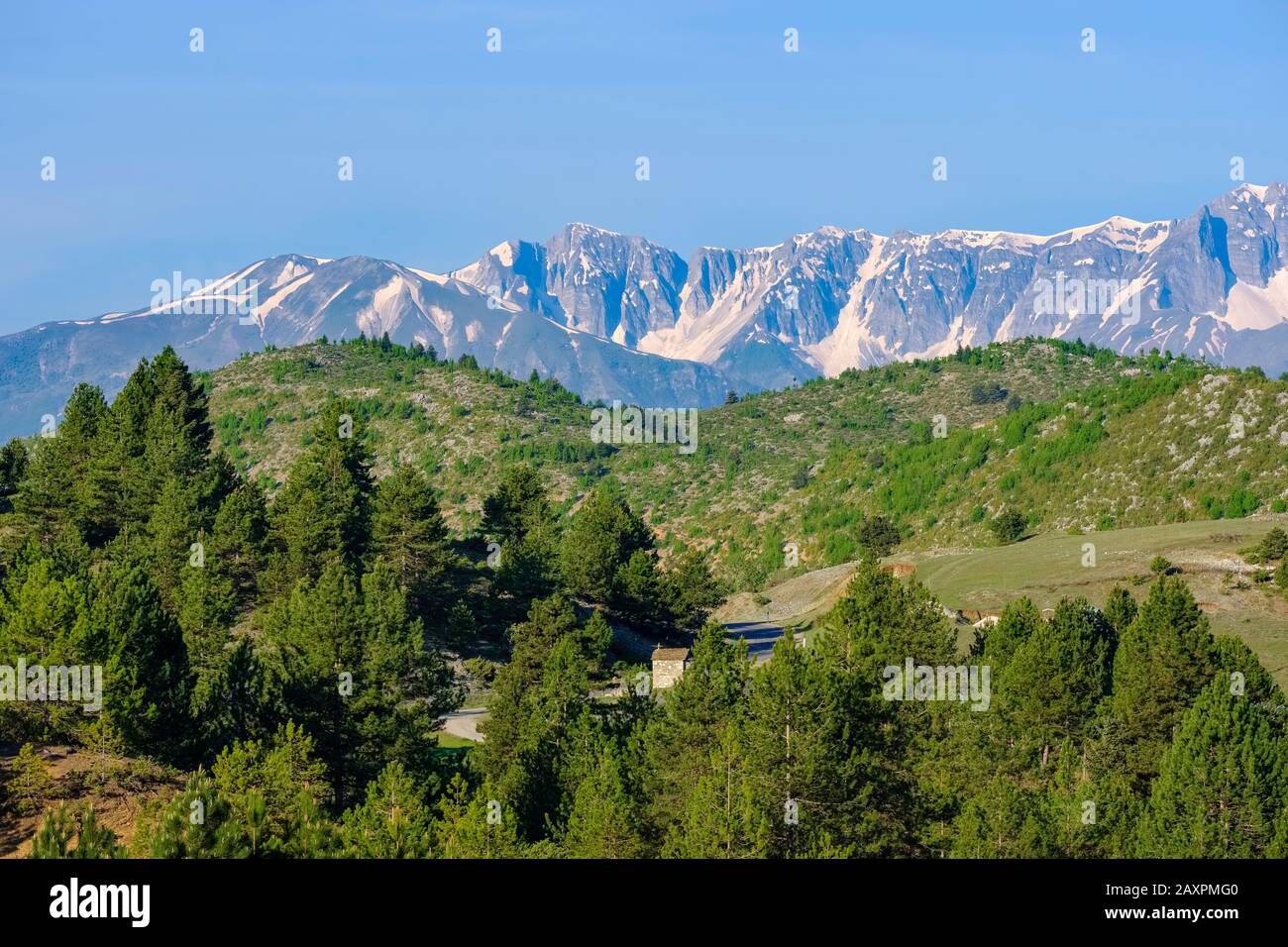 Route de montagne près de Leskovik avec les montagnes de Nemërçka, région de Korçë, Korca, Albanie Banque D'Images