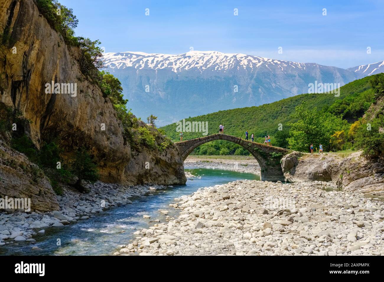 Pont ottoman d'arche en pierre Ura e Kadiut, également Ura e Katut, rivière Lengarica, Lengaricë, près de Permet, Parc National Hotova-Dangell, derrière la Nemërçka Banque D'Images