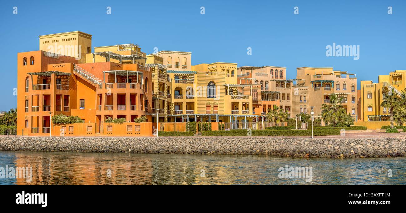 Les appartements orientaux colorés font face à la jetée de el Gouna, Egypte, 17 janvier 2020 Banque D'Images
