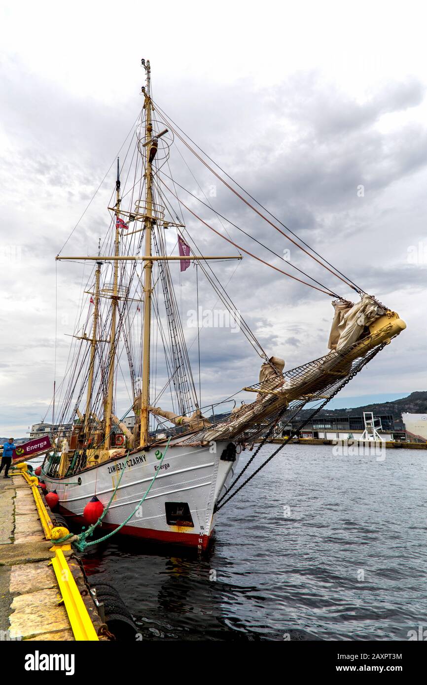 Grand bateau, voilier le Zawisza Czarny polonais (goélette construite en 1952) amarré au quai de Tollbodkaien, dans le port de Bergen, Norvège. Banque D'Images