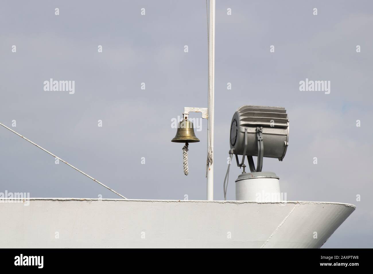 Il y a un projecteur d'éclairage et une sonnerie d'avertissement sur le navire. Banque D'Images