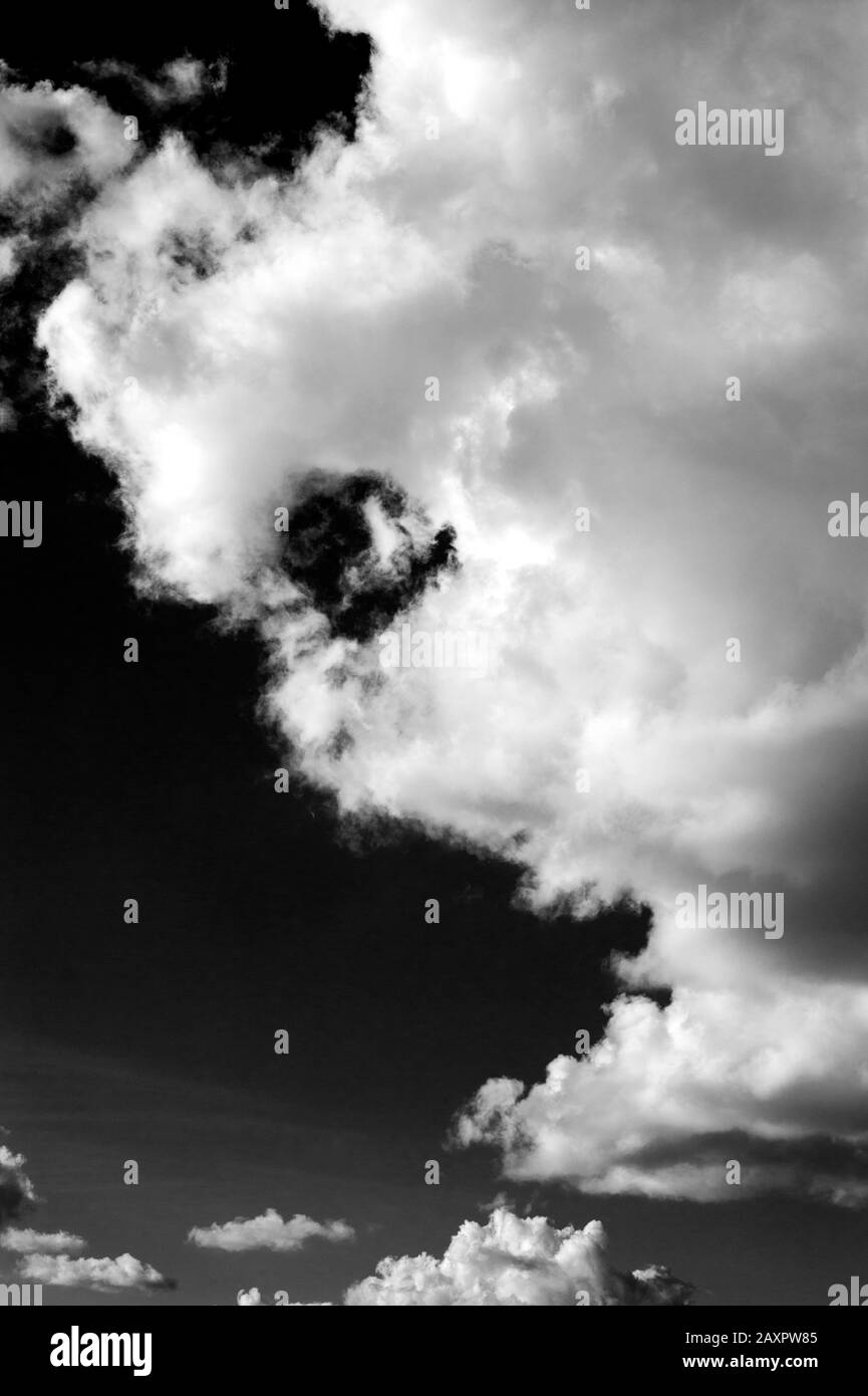 Cumulus nuages dans le ciel bleu le jour d'été avec l'homme comme le visage Banque D'Images