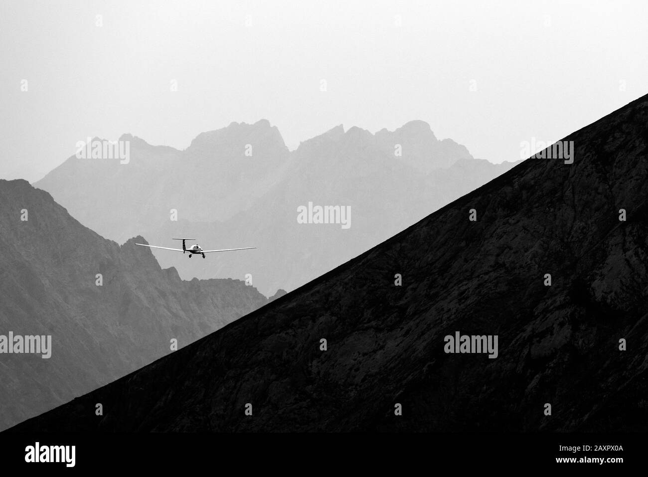 Voilier motorisé sur Sonnjoch dans les montagnes de Karwendel Banque D'Images