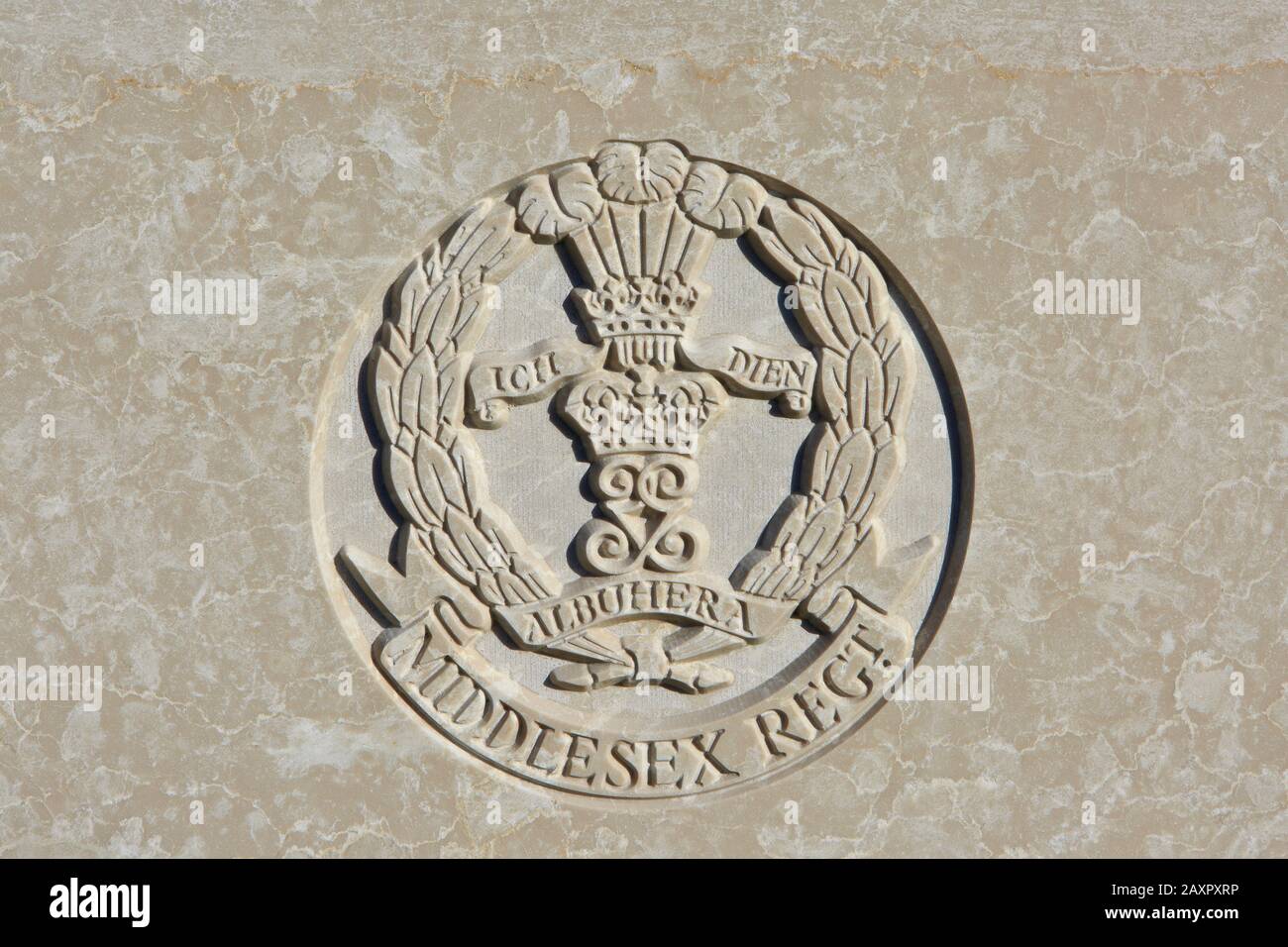 Le Middlesex Regiment (Le duc De Cambridge) (1881-1966) emblème sur une pierre angulaire de la première Guerre mondiale au cimetière Tyne Cot de Zonnebeke, Belgique Banque D'Images