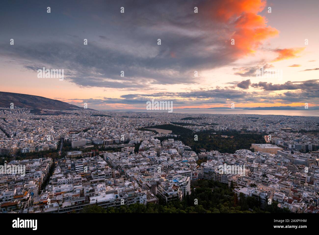 Vue sur la ville d'Athènes depuis la colline de Lycabettus au coucher du soleil, Grèce. Banque D'Images