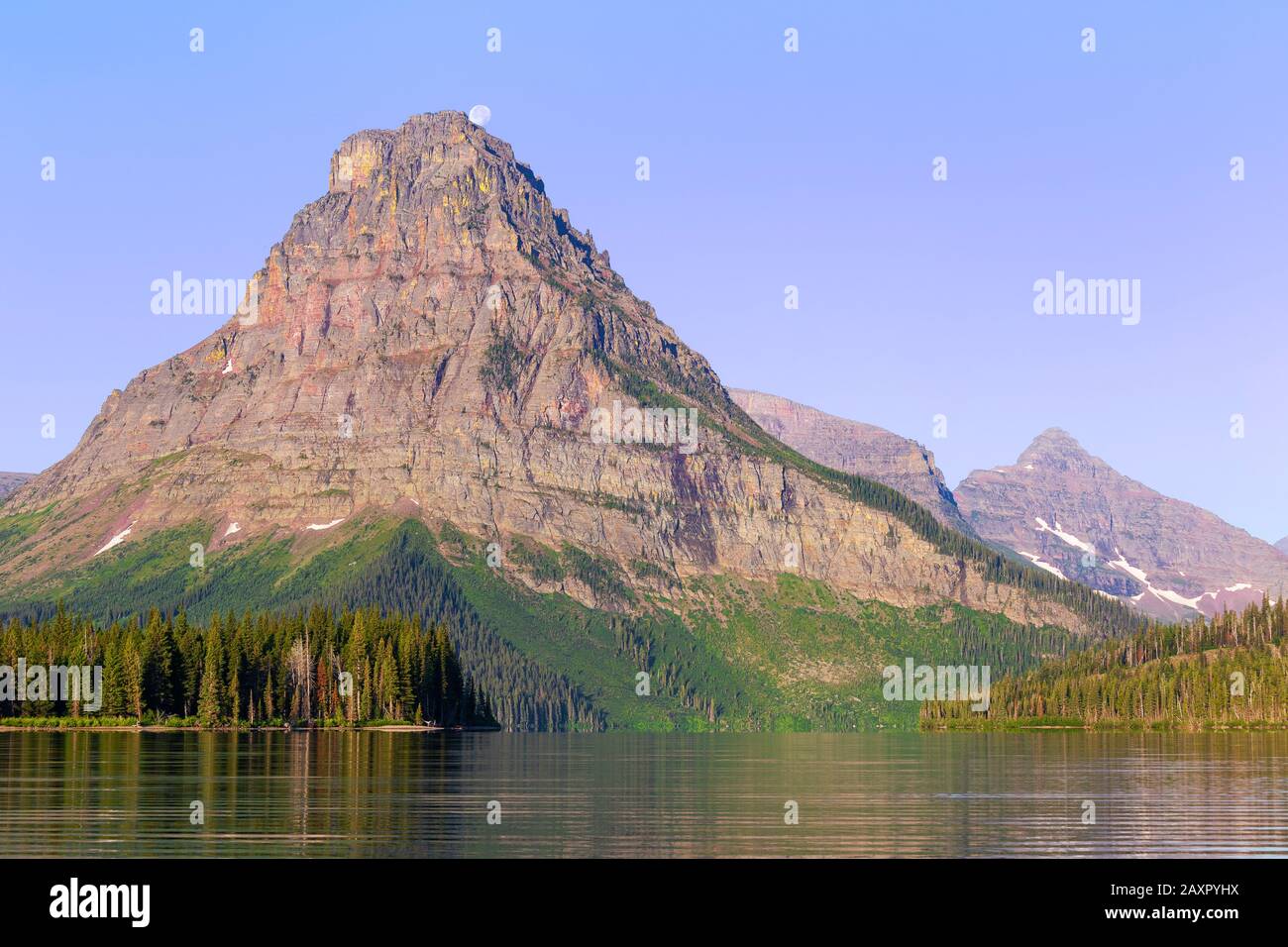 Sinopah Mountain avec pleine lune de et ciel bleu, deux Medicine Lake Banque D'Images
