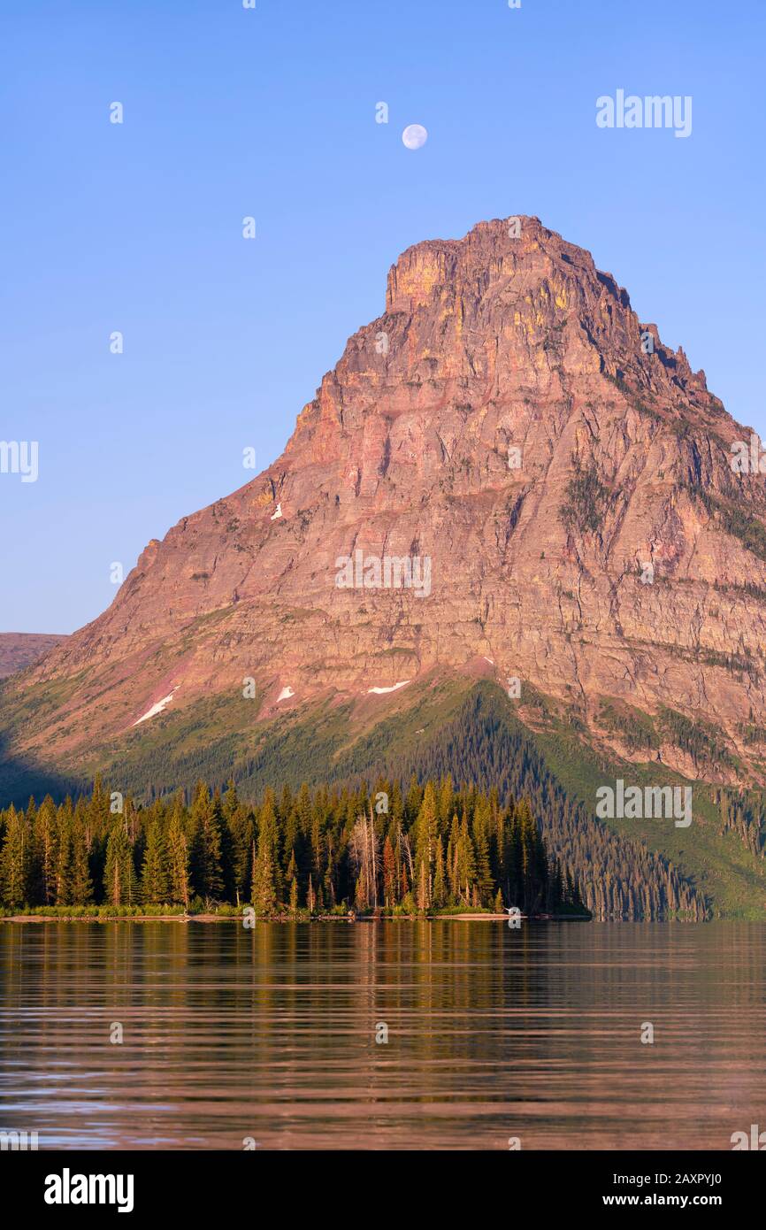 Sinopah Mountain contre le ciel bleu avec pleine lune, deux Medicine Lake Banque D'Images