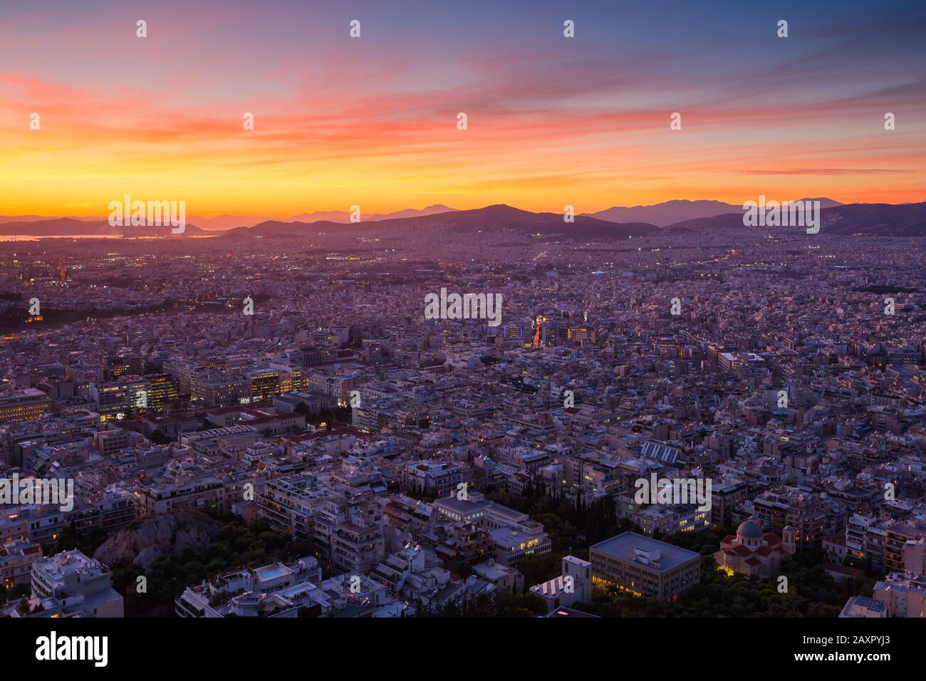Vue d'Athènes depuis la colline du Lycabette au coucher du soleil, la Grèce. Banque D'Images